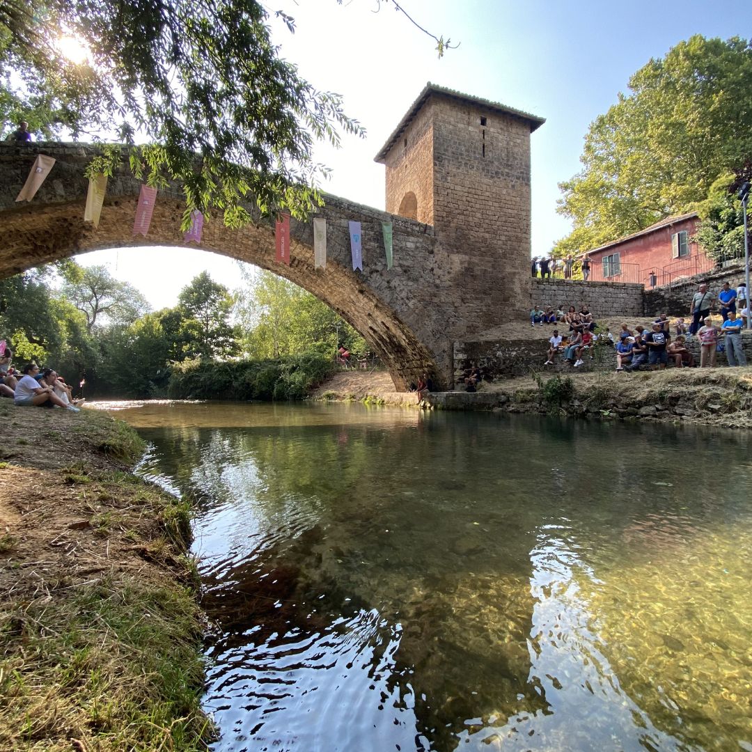 vista del ponte di San Francesco a Subiaco durante una discesa rafting